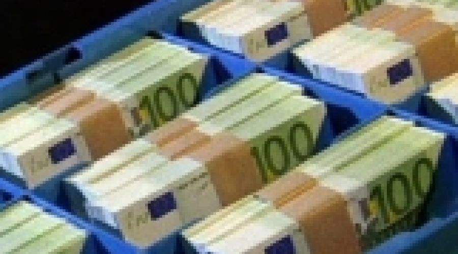 Официальный курс евро упал на 74 копейки