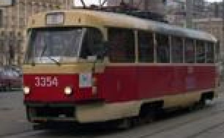 Движение трамваев в Барнауле затруднено из-за женщины на путях
