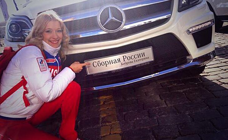 Олимпийская чемпионка Боброва продала свой премиальный "Мерседес" и отдала деньги детям