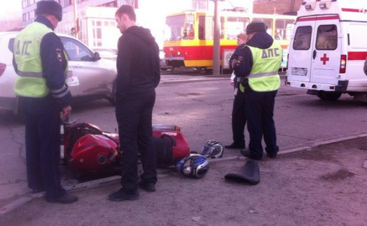 ДТП с участием легковушки и мотоцикла произошло в Барнауле