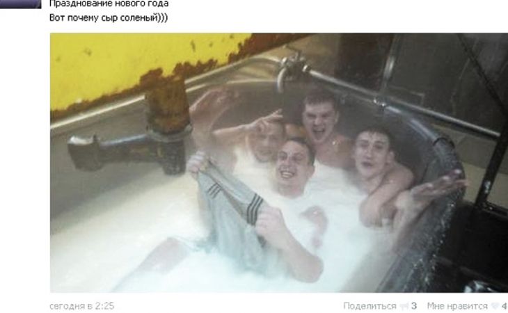 Купаться в молоке. Купаться в молоке. Мужчины искупались в молоке. Принятие ванны. Таможня купается в молоке.