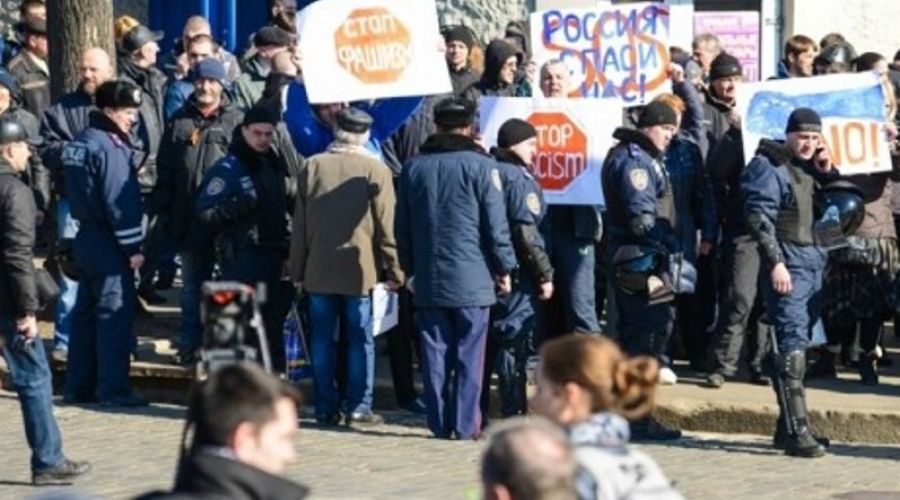 Митингующих уговорили покинуть здание администрации Харьковcкой области