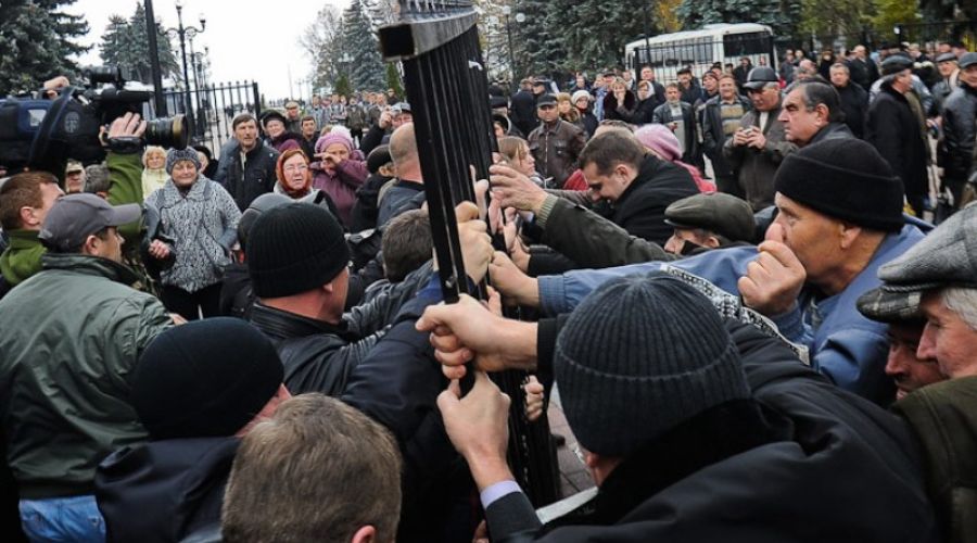 Майдановцы штурмуют здание Верховного суда Украины