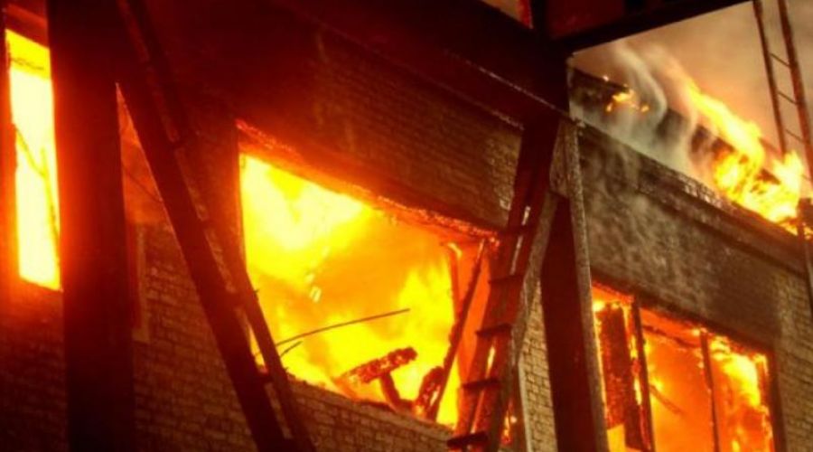 Пять человек эвакуировали из горящего дома на Алтае