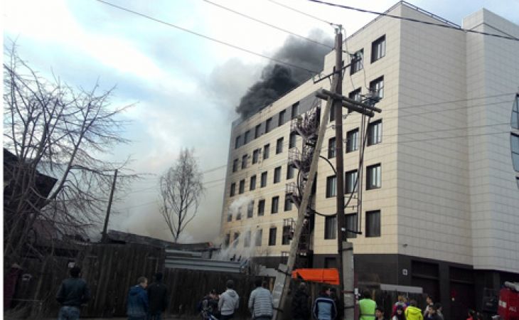 Пожарные эвакуировали 15 человек из здания бизнес-центра в Барнауле