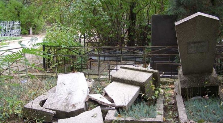 Два мальчика 10 и 11 лет раскурочили 40 могил на одном из новосибирских кладбищ