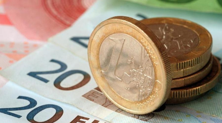 Курс евро перевалил за 50 рублей из-за новых санкций против России