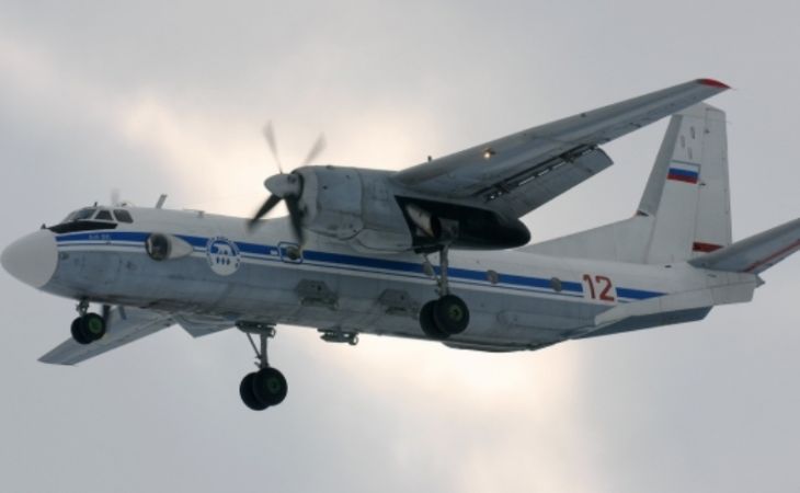 Самолет АН-26 летает над Барнаулом в целях проведения плановых проверок