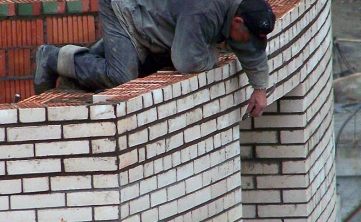 Следователи возбудили дело по факту падения рабочего на стройке в Барнауле