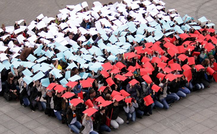 Студенты барнаульских вузов устроили флешмоб в центре города