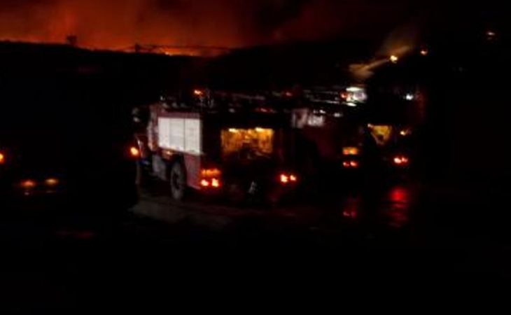 Более 50 пожарных в ночь на понедельник тушили мебельный цех в Барнауле
