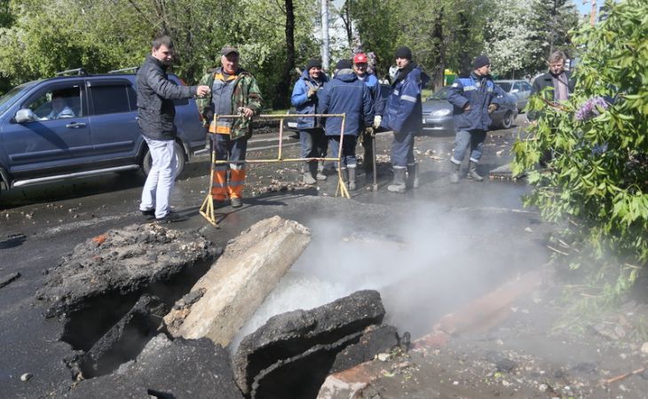 Фонтан из горячей воды бил в центре Барнаула во вторник