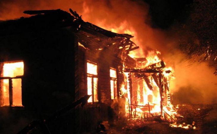 Более 20 пожарных тушили пожар в Бельмесево, где погибли 4 человека