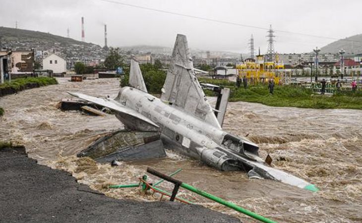 Циклон в Магадане снес с постамента два самолета-памятника