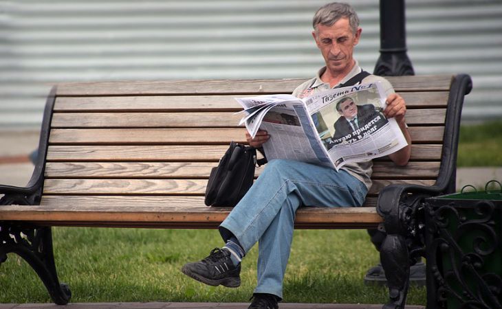 Активисты раздали газету "№1. Ваша газета на Алтае" в Барнауле