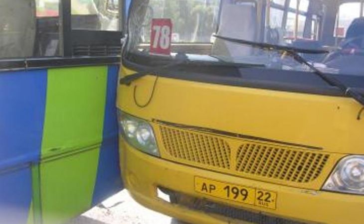 Пассажирский автобус и маршрутная газель столкнулись в Барнауле