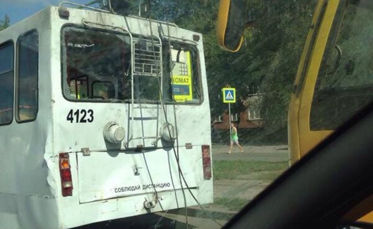 Автобус и троллейбус столкнулись в Барнауле, есть пострадавшие