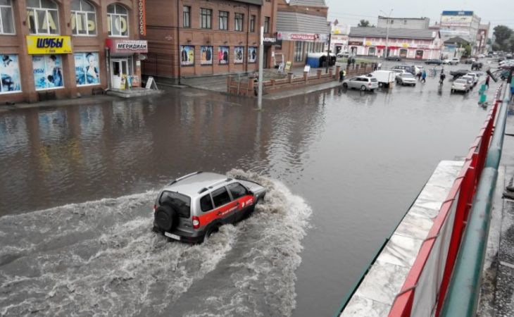 Ливень, идущий сутки в Барнауле, вызвал  подтопление некоторых улиц