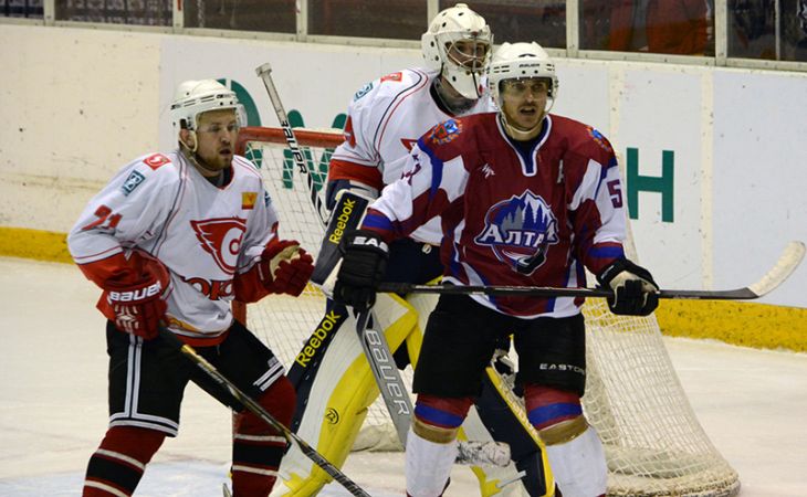 Хоккеисты "Алтая" одержали повторную победу в матче с "Соколом"