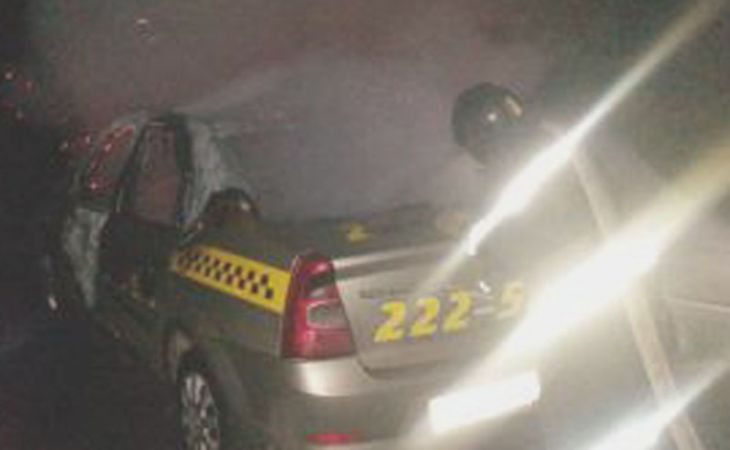 Легковушка и такси горели в Барнауле в ночь на понедельник