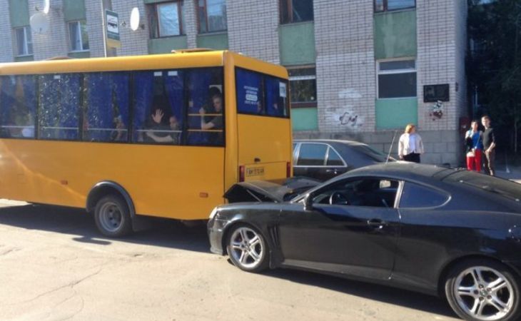 Мать с ребенком пострадали при столкновении иномарки с маршруткой в Барнауле