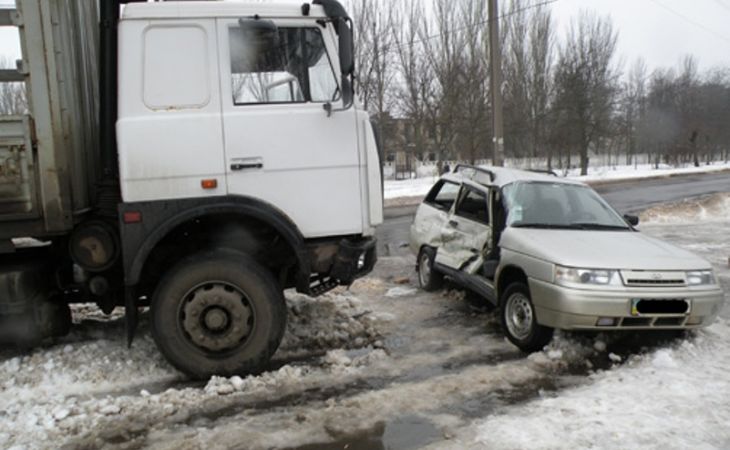 Четыре человека погибли при столкновении легковушки с грузовиком на Алтае