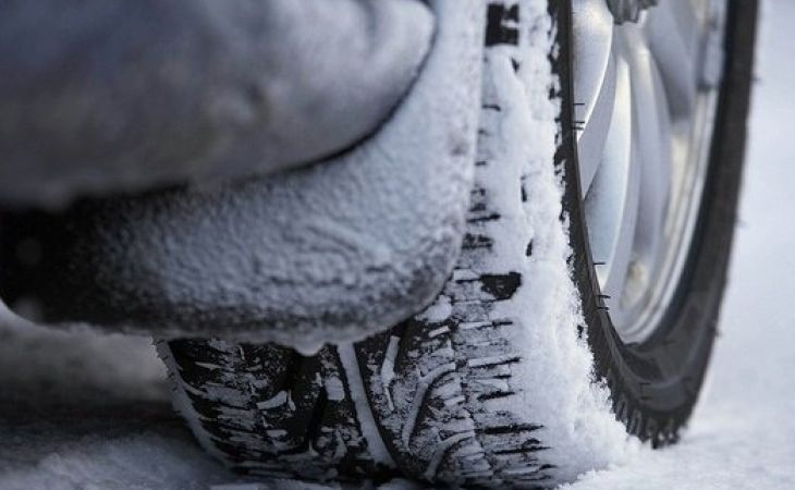 Шиномонтажки Барнаула не справляются с наплывом автомобилей из-за выпавшего снега