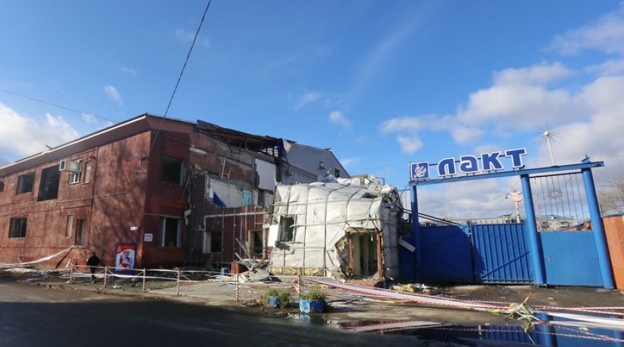 Здание молочного завода "Лакт" начали ломать в Барнауле
