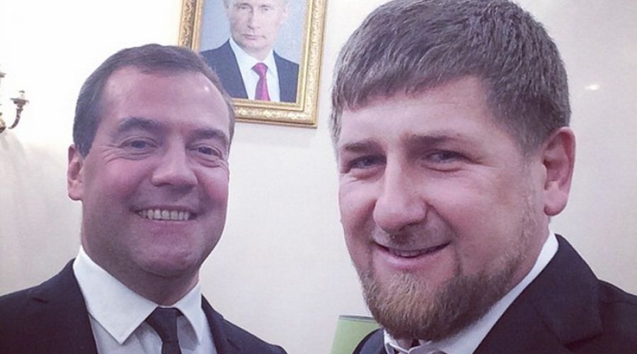 Кадыров и Медведев сделали селфи на фоне портрета Путина