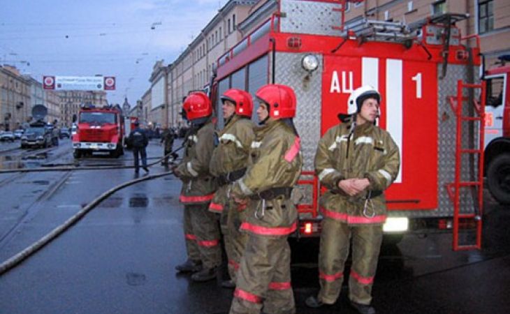 Крыша гриль-бара "ШашлыкоFF" в Барнауле дымилась из-за непрочищенной вентиляции