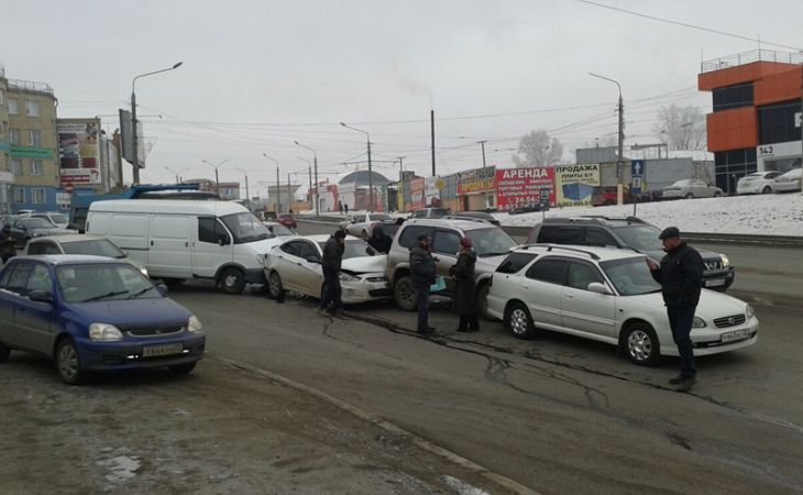 Шесть машин, столкнувшихся в Барнауле, парализовали движение