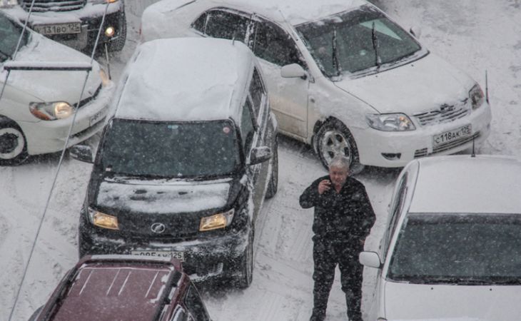 ГИБДД призывает водителей и пешеходов быть внимательнее во время снегопада в Барнауле