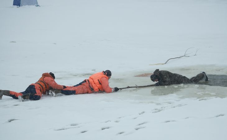Алтайские спасатели показали, как выбираться на "сушу", если провалился под лед
