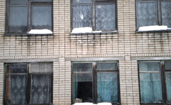 Энергетики объяснили причину холода в детских садах Барнаула "дырами" в окнах