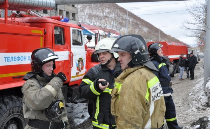 Оборудование и материалы сгорели при пожаре в мебельном цехе "Три слона" в Барнауле