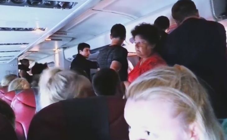Полуголый турист устроил драку в самолете (видео)