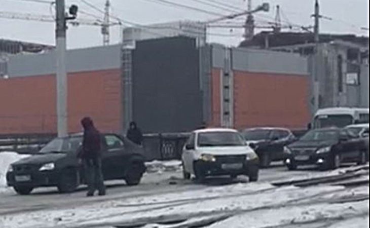 Авария на мосту в Барнауле заблокировала движение транспорта в районе Нового рынка