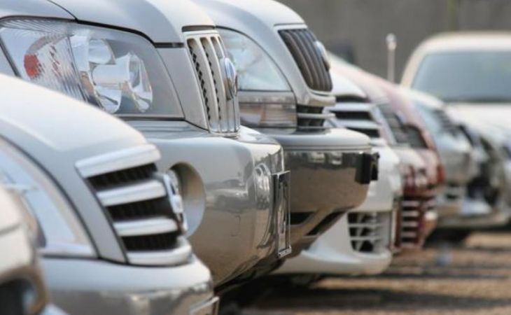 Автодилеры замораживают продажи машин из-за падения рубля