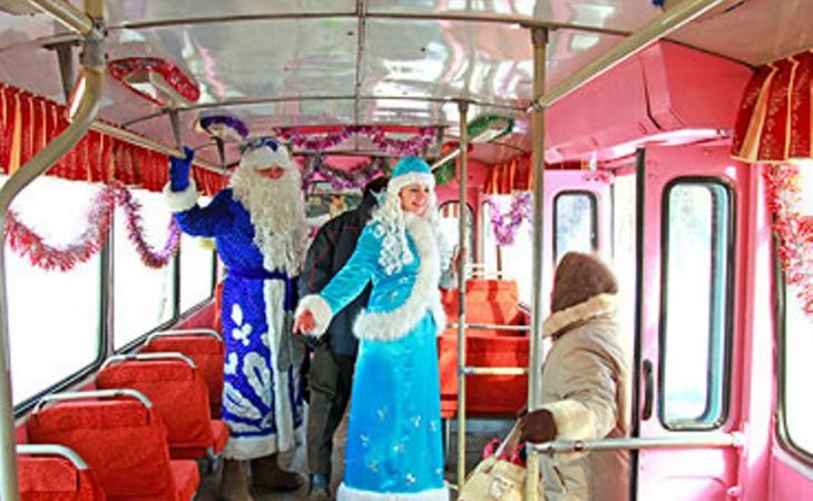 Троллейбус с Дедом Морозом и новогодними песнями будет ездить в Барнауле в четверг