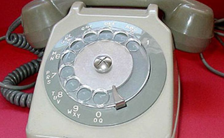 Домашний телефоны 2002 года. Русский дом телефон. Старый домашний телефон с кругом Югославия.