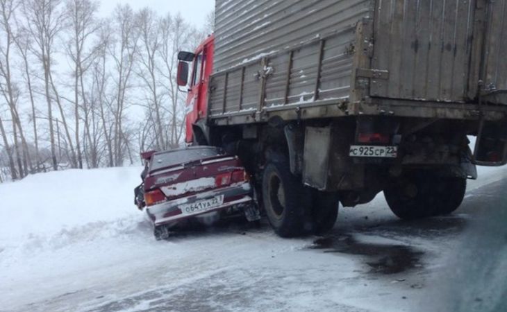 Два человека погибли при столкновении легковушки с грузовиком на Алтае