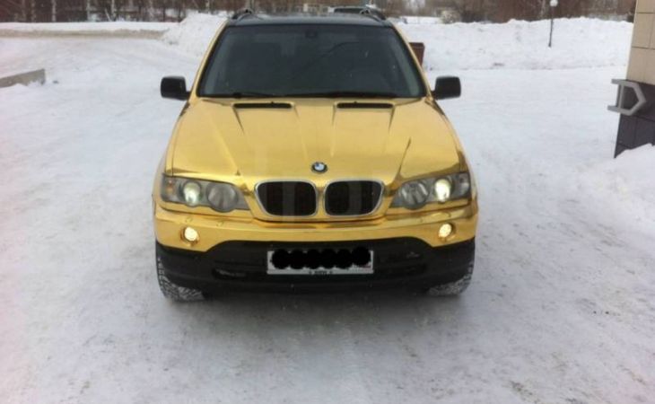 Золотую BMW X5 продают в Барнауле всего за 450 тыс руб.