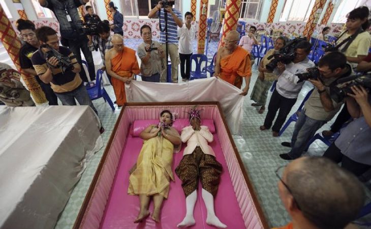 Cвадебная церемония в открытых гробах состоялась в Таиланде