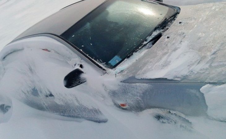 Четверо жителей Алтая отравились угарным газом в застрявшем в снегу автомобиле