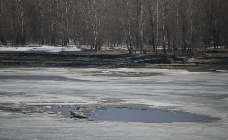 Прочность льда на водоемах края уже значительно ослабла – МЧС