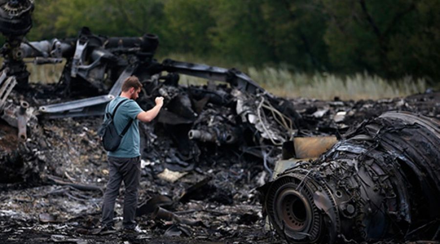 СМИ уверяют, что осколки ракеты "Бук" найдены на месте крушения Boeing под Донецком