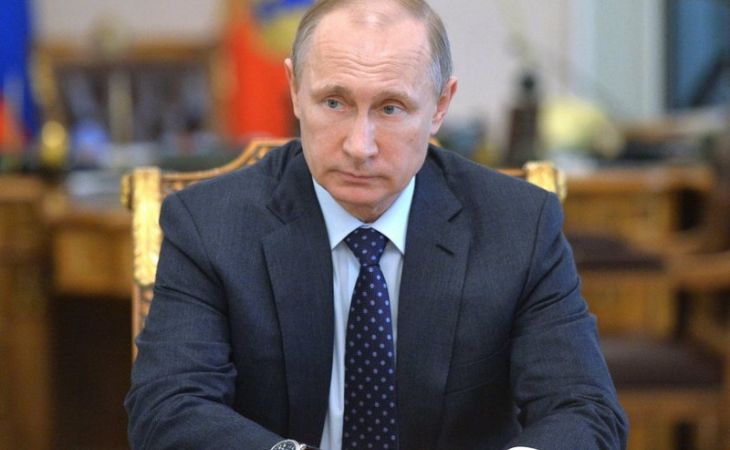 Путин подписал закон о заморозке окладов госслужащих