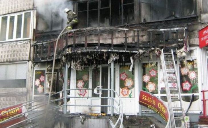 Квартиры на трех этажах сгорели из-за вывески магазина суши в Барнауле