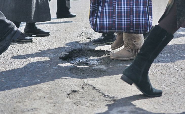Администрация Барнаула рассказала, как избавляется от выбоин на дорогах города