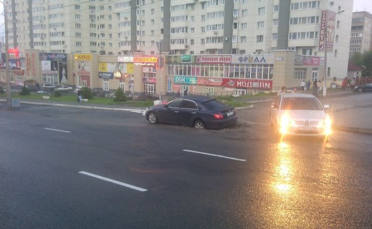 Иномарка провалилась в яму в центре Барнаула на проспекте Красноармейском
